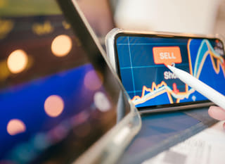 Handelaar in meerdere markten die Bitcoin, Ethereum en forexopties analyseert