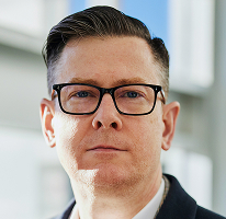 Portret van Alexander Hughes, CEO en directeur van een cryptohandelsbedrijf